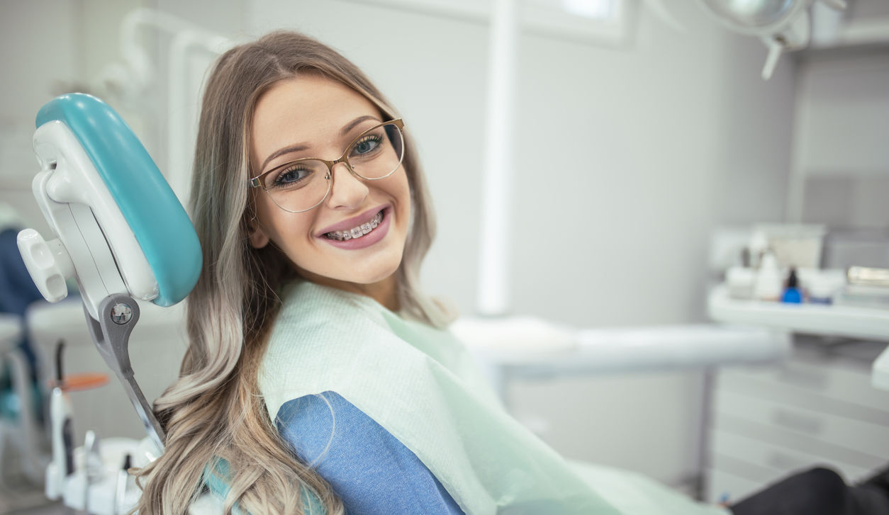 Ortodonzia: l'apparecchio per raddrizzare i denti in età adulta - Humanitas